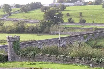 La strada a zig-zag per Slane, Irlanda
