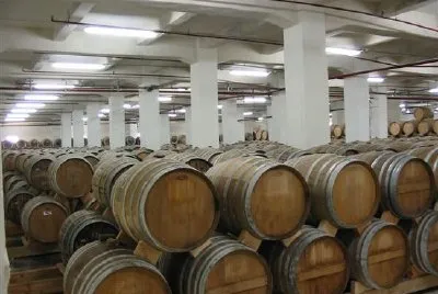 Um depósito de barris de carvalho na Yerevan Brandy Company