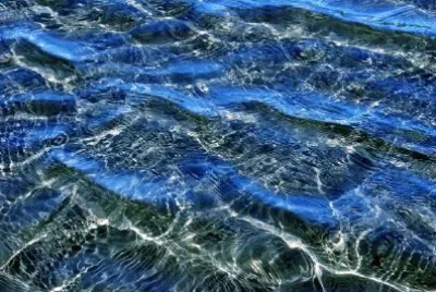 青い水