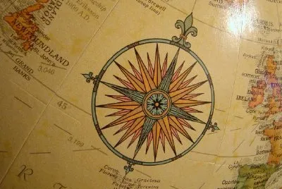 En kompass på en jordglob