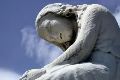 Una statua di una donna