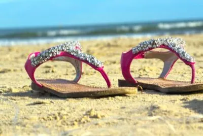 Sandaler i sanden