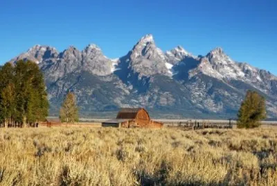 Grange avec toile de fond de montagne
