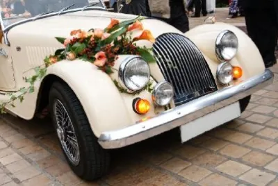 花で飾られたヴィンテージの結婚式の車