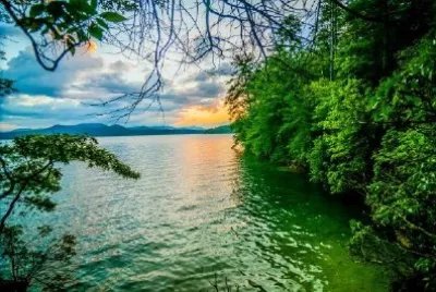 Lago ao pôr do sol