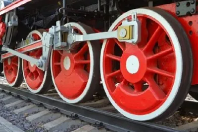 Vecchie ruote della locomotiva a vapore