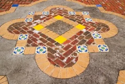 Carreaux de céramique et chaussée en brique