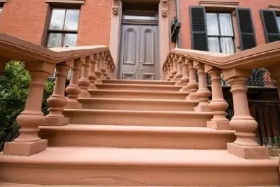 Pasos de piedra arenisca roja a la puerta de la casa Washington DC, EE.