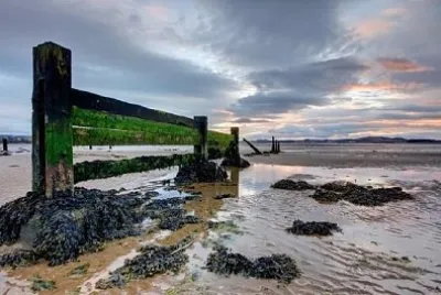 Meer bei Ebbe bei Sonnenuntergang