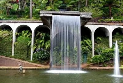 Wodospad w tropikalnym ogrodzie na Maderze, Portugalia