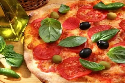 Pizza com Tomate e Manjericão