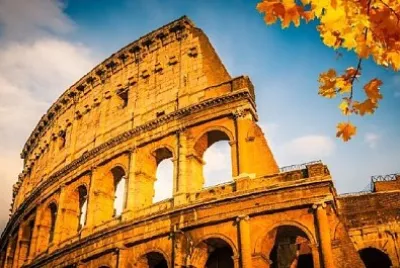 日没時のコロッセオ、ローマ、イタリア