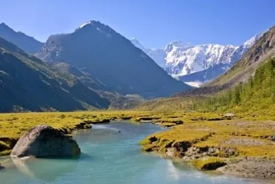 Paisagem montanhosa e um riacho