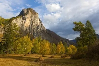 Morgendämmerung in einem Gebirgstal
