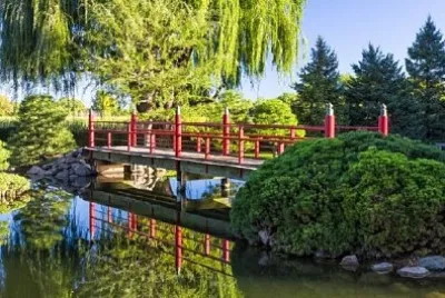 装飾的な赤い橋