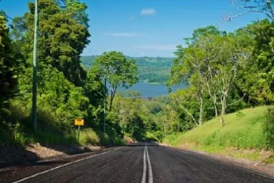Vägen till Lake Baroon, Queensland, Australien