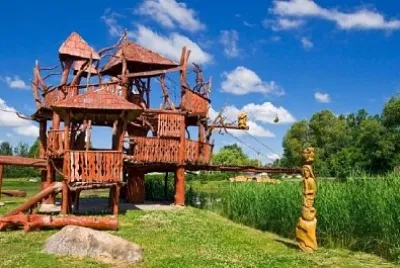 Egzotyczny domek na drzewie