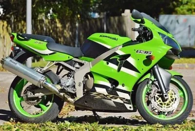 Motocicleta verde