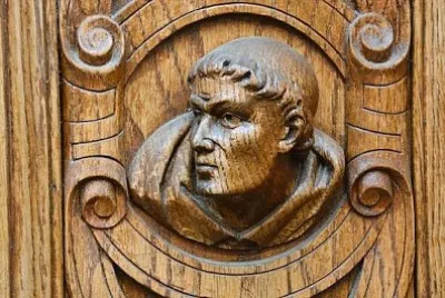 Врата с дърворезба