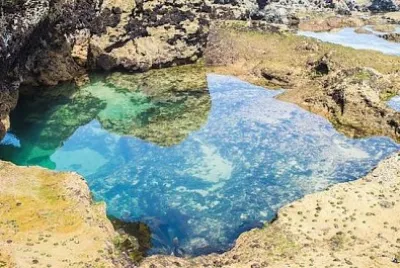 Piękny basen z czystym morzem?