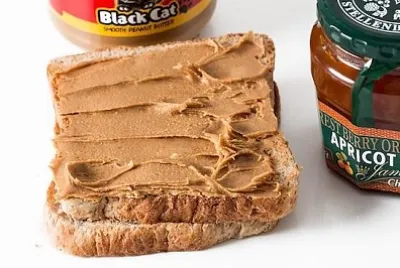 Tost z masłem orzechowym