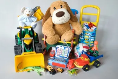 פאזל של צעצועי קטיפה ופלסטיק מבודדים