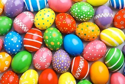 Muitos ovos de Páscoa decorados, tradição festiva