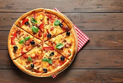 Вкусна пица с маслини и колбаси