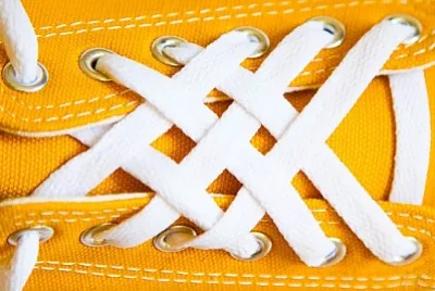 Lacets blancs sur baskets jaunes