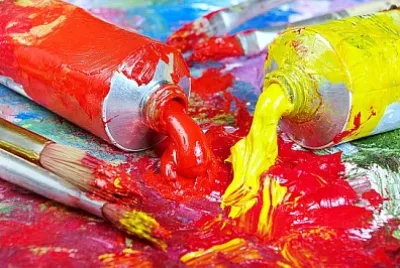 Tavolozza dell'artista con tubi di vernice