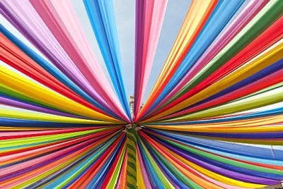 Tissu multicolore dans une rangée