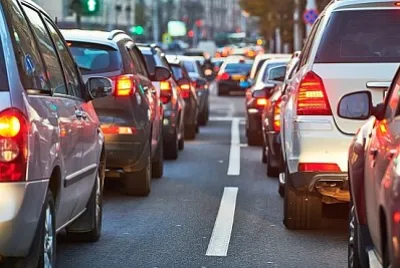 Ingorgo stradale in una strada di città