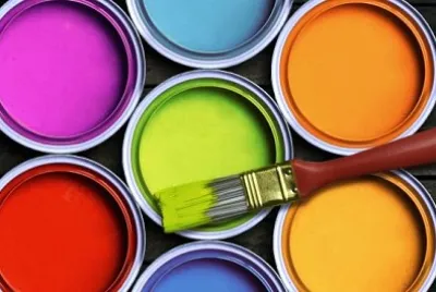 Sette vernice colorata con un pennello