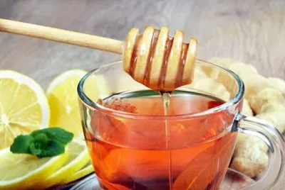 Miele, zenzero, limone e tazza di tè