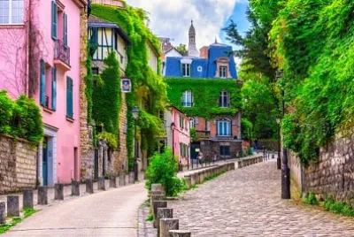 Rua no bairro de Montmartre em Paris, França