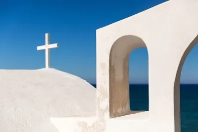 Weißes Dach einer Kapelle auf der Insel Santorin, Griechenland