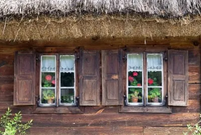 Altes Holzhaus mit Fensterläden