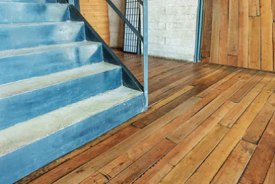 Escalera con hierro y piso de madera