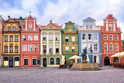 Façades Renaissance colorées sur le marché central