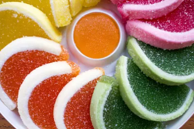 Composizione di gelatine colorate (verde, arancione, ye