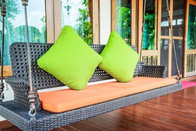 Banco de balanço de vime de plástico com pilas verdes