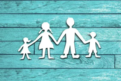 Carta della famiglia felice tagliata su fondo di legno