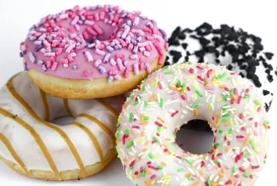 Beignet savoureux coloré sur fond blanc. Vert,