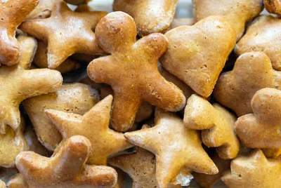 Biscotti di panpepato marrone, tempo di Natale