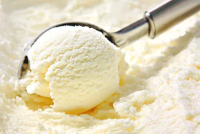 Paletta per gelato alla vaniglia, estratta da un contenitore