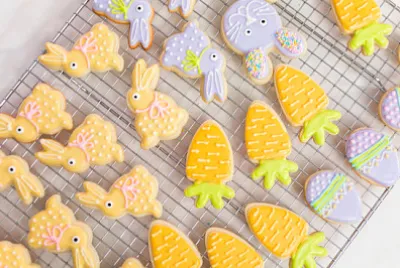 Osterzuckerplätzchen verziert mit königlicher Zuckerglasur von