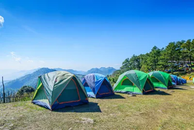 Campeggio e tenda tra i prati sulla collina, Chiang Mai,