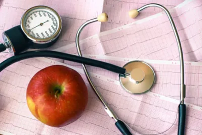 Estetoscópio e drogas, pílulas no fundo de