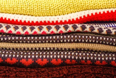 Pilha de roupas coloridas de inverno quente