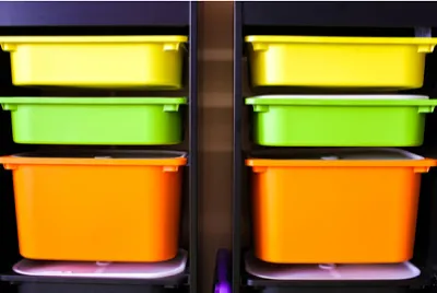 2 rzędy kolorowych plastikowych pojemników u dzieci